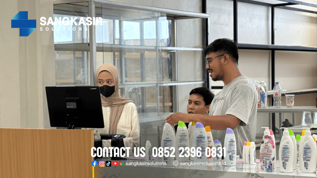 Training Penggunaan Komputer Kasir di Toko Kosmetik Anugrah Padaherang Pangandaran. Paket Komputer Kasir untuk toko kosmetik ini terdiri dari : 1 SET Komputer, Program Kasir Repstart System, Barcode Scanner, Printer Struk, Cash Drawer.